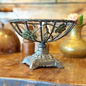 Decorative Metal Fruit Bowl with Leaf Accents - Black & Green